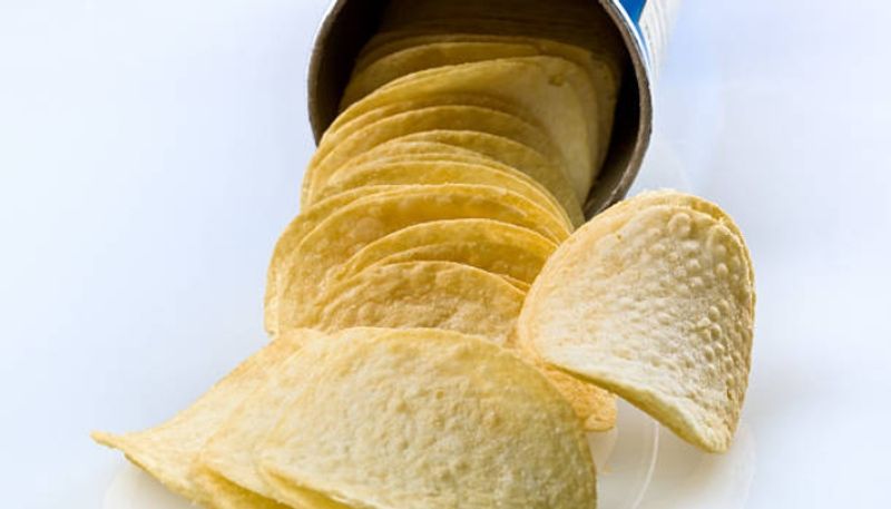 food vlogger explains why potato chips has a curved shape