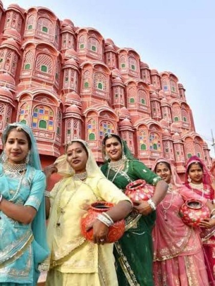 <p>राजस्थान में हर दिन करीबन 4.80 लाख टूरिस्ट आएं। जिससे करीबन 2500 करोड़ का कारोबार।</p>
