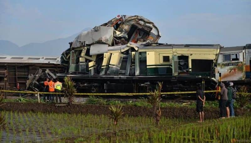 Dramatic videos of commuter train collision in Indonesia's Bandung go viral (WATCH) avv