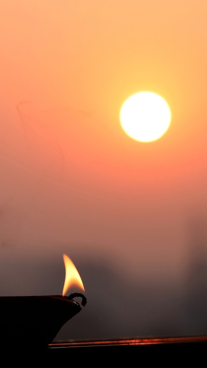 <p>हिंदू धर्म में मकर संक्रांति का पर्व पावन त्यौहार है जिससे विभिन्न राज्यों में तरह-तरह से मनाया जाता है इस बार मकर संक्रांति 15 जनवरी को पड़ रही है।</p>

