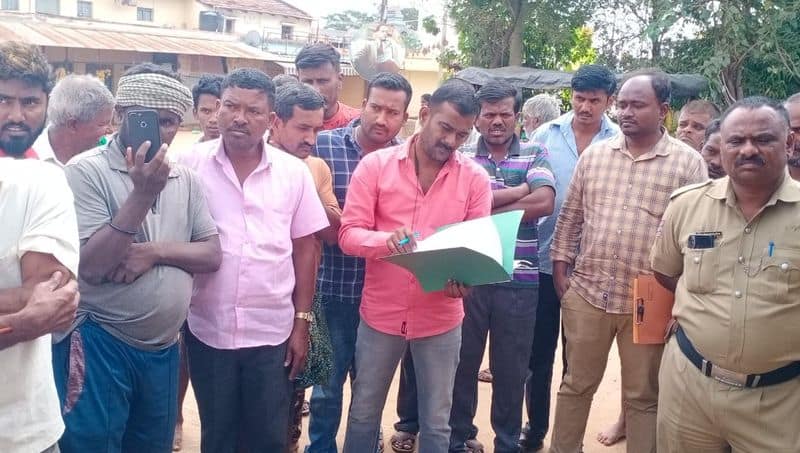 The vegetable shop kept at the bus stand was vacated snr