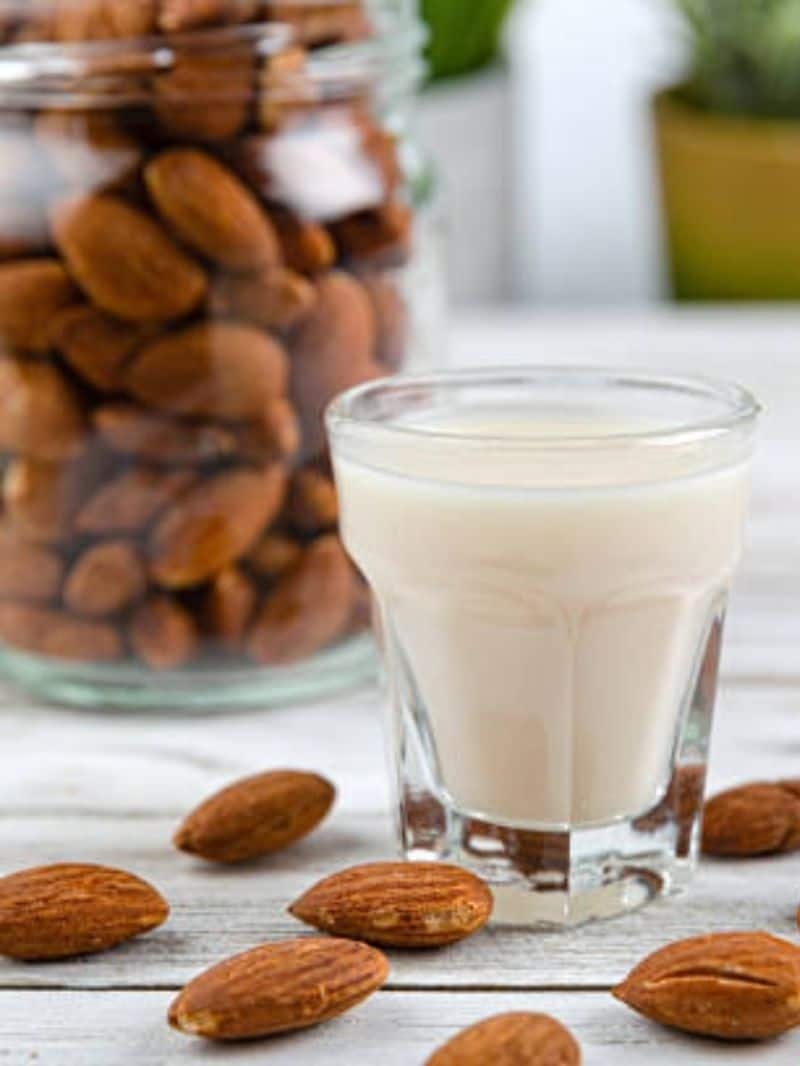 health benefits of eating almonds soaked in milk