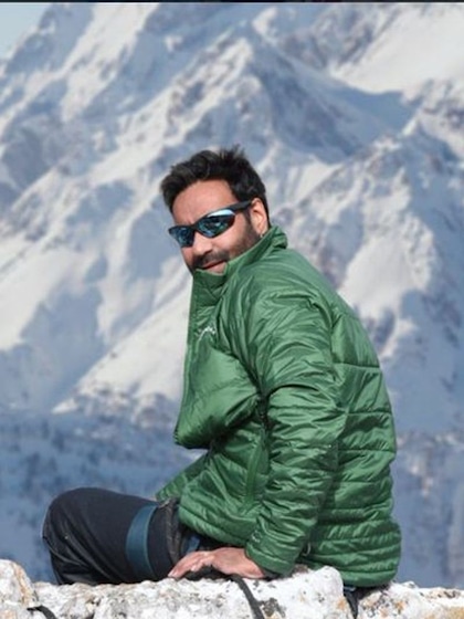 <p>अजय देवगन भले जिंदगी में काजोल के साथ खुश हो लेकिन एक वक्त ऐसा भी था जब उनके अफेयर के चर्चे बॉलीवुड के गलियारों में होते थे वह इंडस्ट्री की टॉप हसीनाओं को डेट कर चुके हैं।</p>
