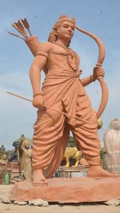 <p>पीएम मोदी रामलला की प्रतिमा के नेत्र आवरण खोलेंगे। उस दरम्यान प्रतिमा को पवित्र नदियों के जल से स्नान भी कराया जाएगा।</p>

