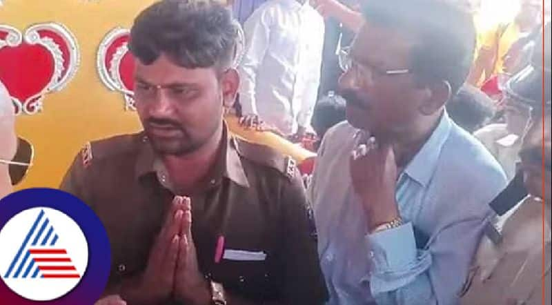 A bus conductor slapped a student for a trivial reason at dharwad rav