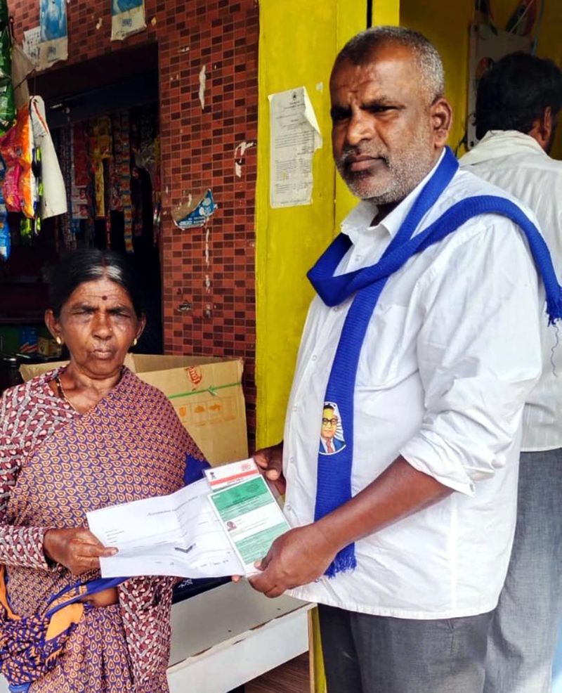 Mysuru Dasamsa who delivered Grilahakshmi Yojana to a single woman snr