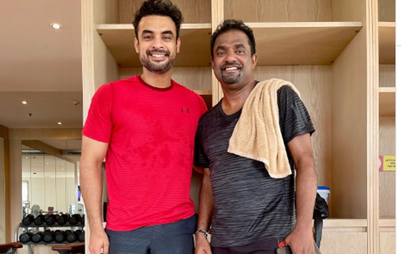 tovino thomas fan moments with sri lankan legend spinner Muttiah Muralitharan vvk