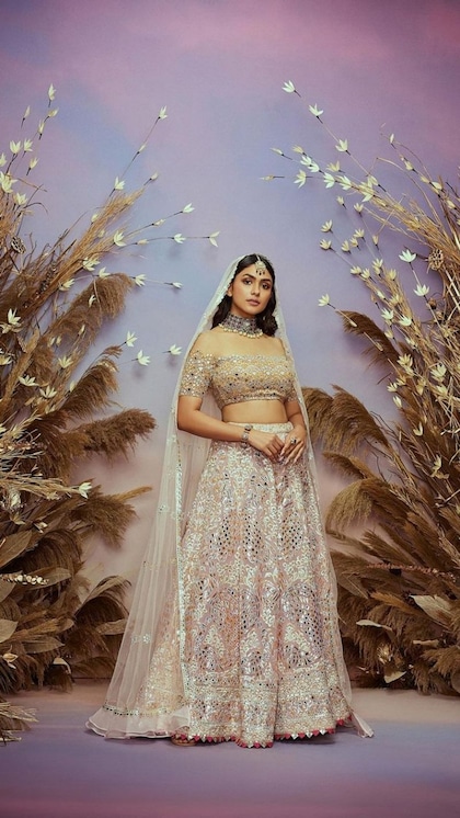<p>इन दिनों सिल्वर लंहगे की खूब मांग है अगर आप सेलेब फैशन फॉलो करती हैं तो सिल्वर वर्क लहंगा जरूर चुनें। मिनिमल और हैवी ज्वेलरी संग मृणाल की तरह आप भी बिजलियां गिरा सकती हैं। </p>
