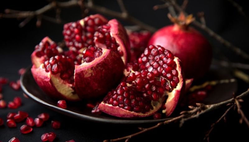 how eating pomegranate helps to keep you healthy