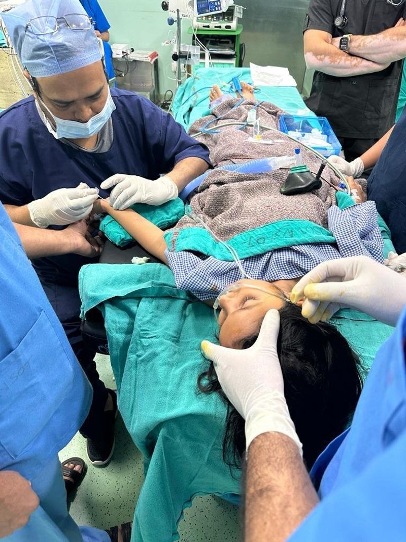 AIIMS Doctors Removed tumor From The Brain Of A 5 Year Old Girl without making her unconsious skr