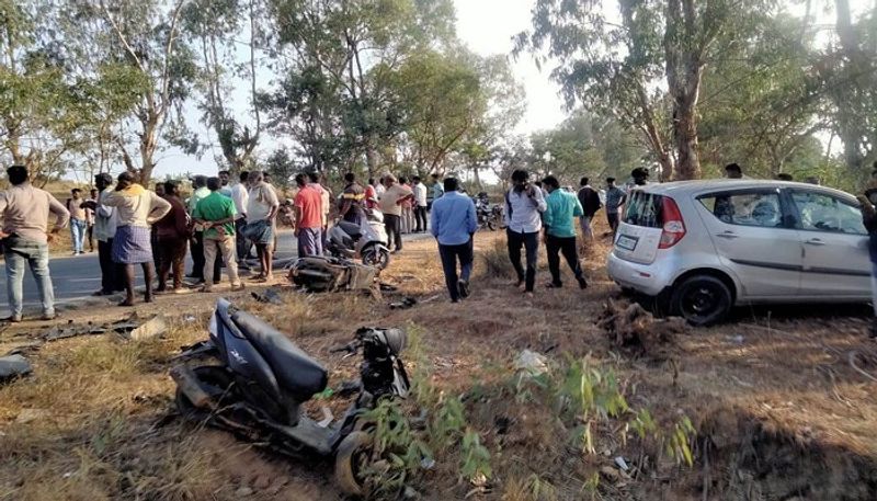 Two Students Dies due ti Bike Car Accident in Tumakuru grg 