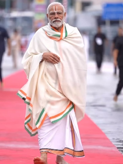<p>रामलला प्राण प्रतिष्ठा से पहले पीएम नरेंद्र मोदी ने नासिक के पंचवटी से 11 दिवसीय अनुष्ठान शुरु किया है। </p>
