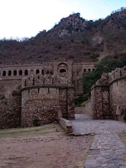 एक श्रापित किला जहां से आती हैं रोने की आवाज़ें ! सूर्यास्त के बाद....