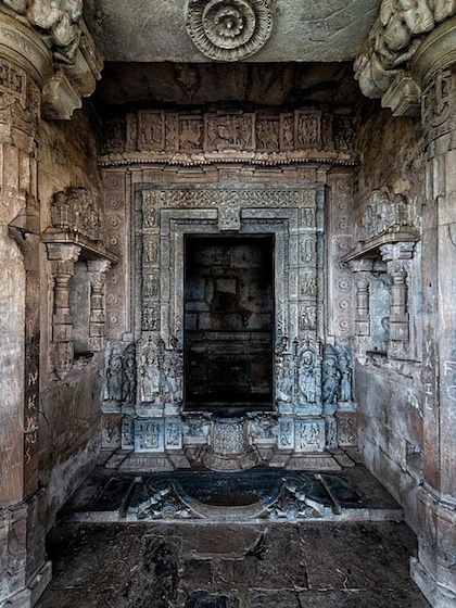 <p>भानगढ़ किला अलवर जिले की अरावली की पहाड़ियों में सरिस्का अभ्यारण्य की सीमा पर मौजूद है।  ये किला पहली नजर में ही देखने में अजीब और डरावना एहसास पैदा करता है। </p>

<p> </p>
