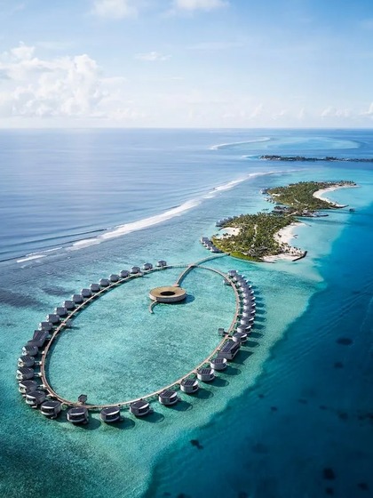 How many tourists go to Maldives?