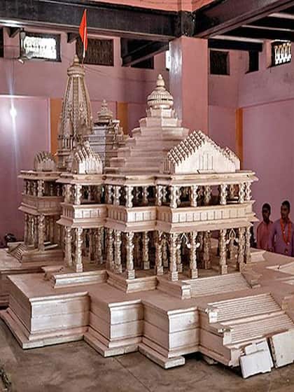 <p>ये दरवाजे गर्भगृह के ऊपर की मंजिल पर लगाए जा रहे हैं। गर्भगृह में मात्र एक ही दरवाजा होगा।</p>
