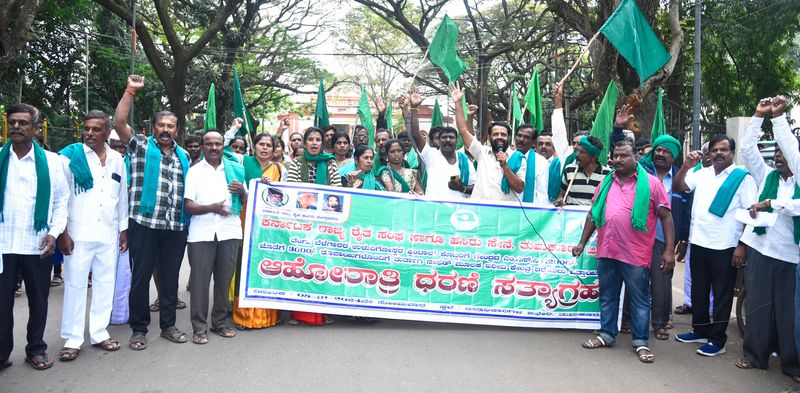 Forced to increase the price of coconut and buy it: State Farmers Association snr