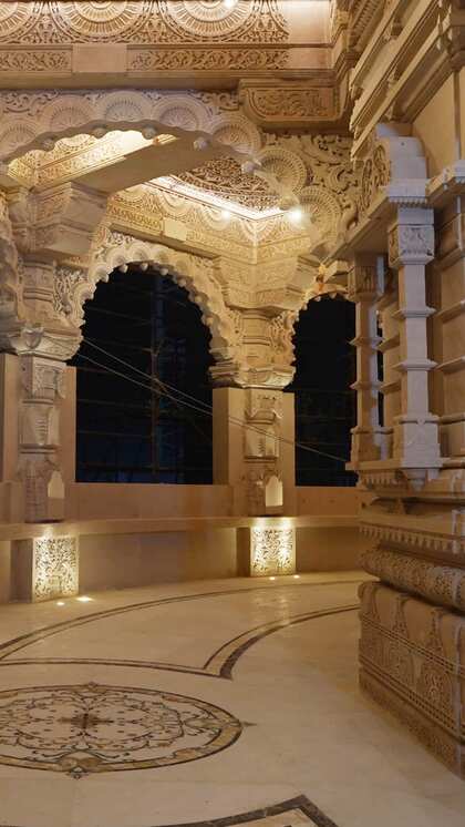 <p>दरवाजों की चौखट पर ​भगवान विष्णु का चित्र उकेरा गया है, जो शयन की मुद्रा में है। </p>
