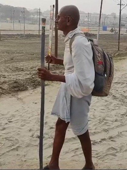 <p>22 जनवरी को अयोध्या में राम मंदिर की प्राण प्रतिष्ठा है और देश के कोने-कोने से राम भक्त भगवान के दर्शन के लिए जा रहे हैं इन्हीं में एक है कर्नाटक के मुतन्ना बापू।</p>

<p> </p>

<p> </p>
