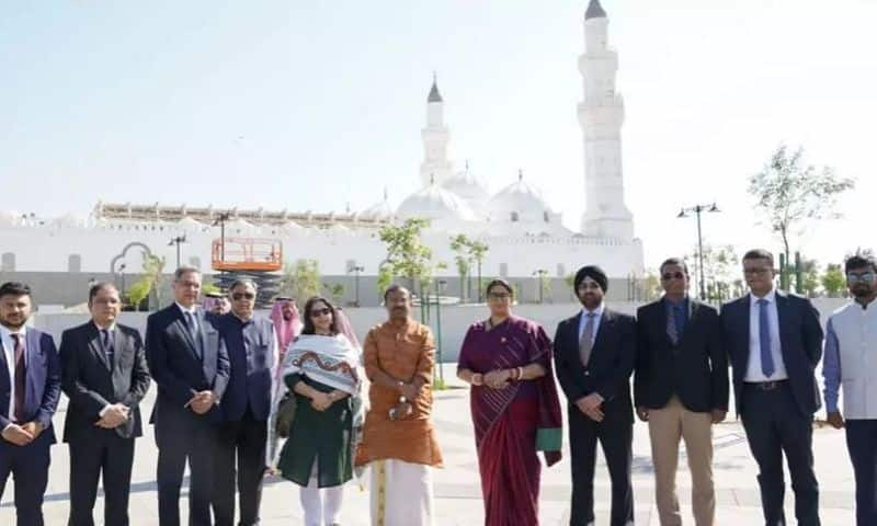 v Muraleedharan and smriti Irani visited madinah