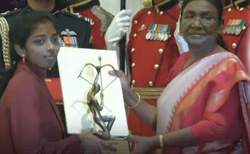 Chess Grandmaster Vaishali Rameshbabu Receives Arjuna Award From President Droupadi Murmu at delhi rsk