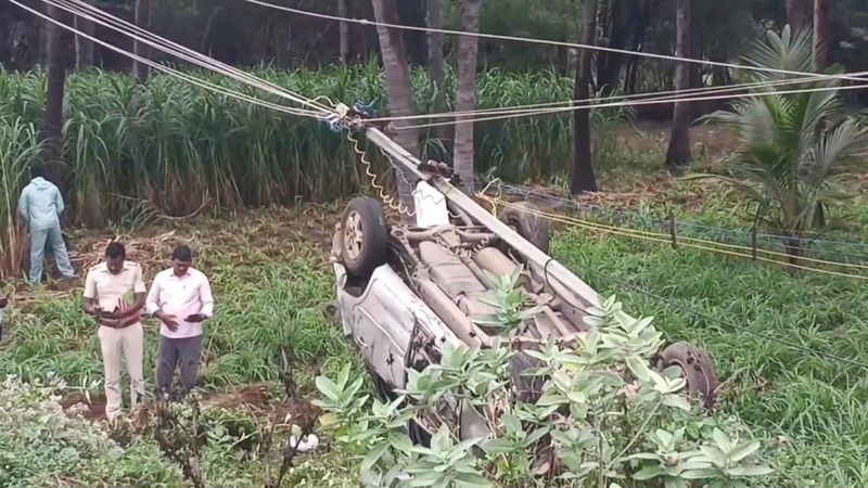 6 college students highly injured at road accident in tirupattur district vel