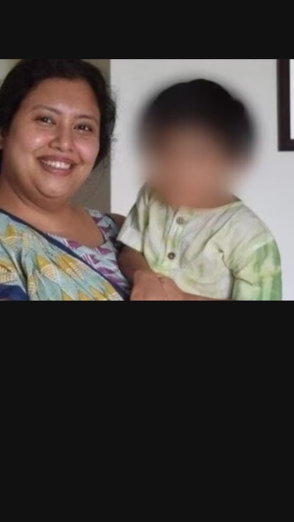 <p>पोस्टमार्टम रिपोर्ट में सामने आया है कि मासूम की मौत दम घुटने से हुई है उसका गला किसी चीज से घोंटा गया है जिस वजह से उसे सांस लेने में तकलीफ हुई और उसकी जान चली गई।<br />
 </p>
