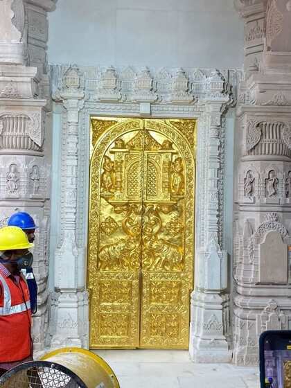 <p>अयोध्या राम मंदिर में सोने से मढ़े हुए पहले दरवाजे की तस्वीर सामने आई है। दरवाजे की ऊंचाई 12 फीट और चौड़ाई 8 फीट है। 3 दिन में 13 और दरवाजे लगेंगे।</p>
