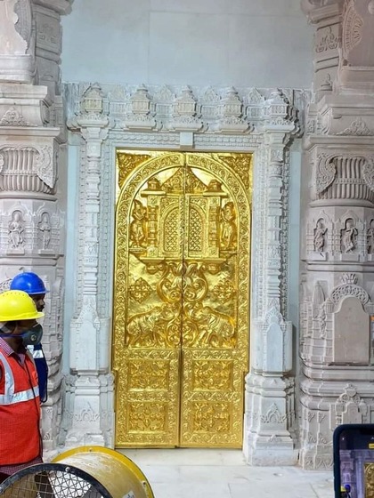 <p>अयोध्या राम मंदिर में सोने से मढ़े हुए पहले दरवाजे की तस्वीर सामने आई है। दरवाजे की ऊंचाई 12 फीट और चौड़ाई 8 फीट है। 3 दिन में 13 और दरवाजे लगेंगे।</p>
