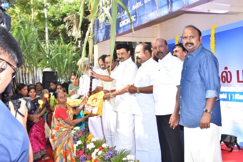 Chief Minister Stalin presented the Pongal gift package KAK