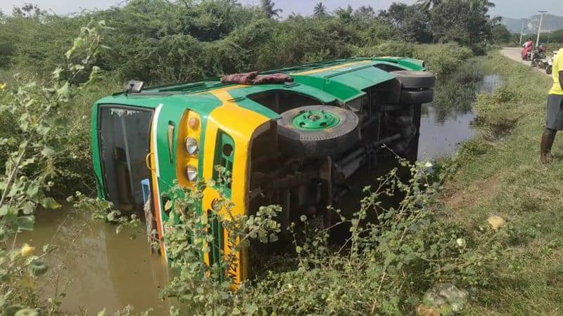 10 people were injured in an accident where a mini bus overturned in a canal in Tiruthani vel