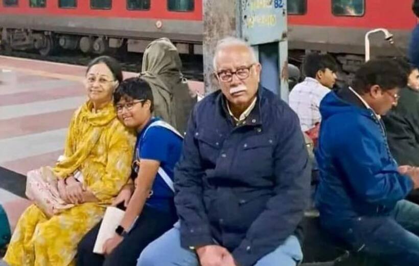 Ashok Gajapathi Raju : రైల్వే ప్లాట్ ఫారంపై రాజకుటుంబం ... ఎంత సింప్లిసిటీ సామీ..!   