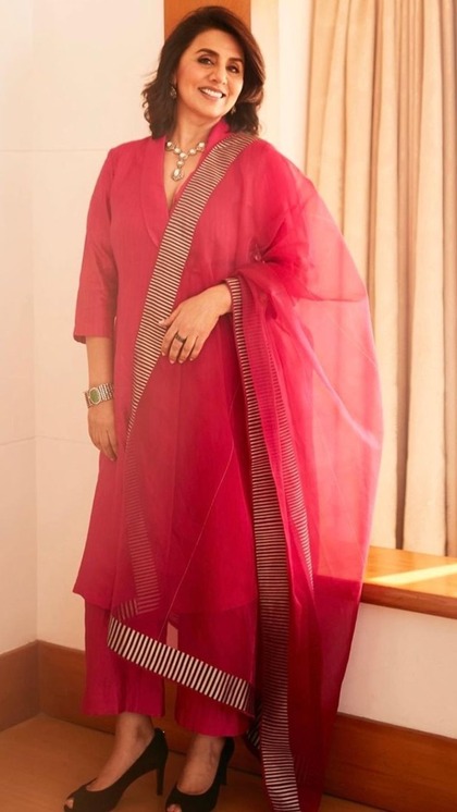 <p>बॉलीवुड एक्ट्रेस नीतू सिंह कभी इंडस्ट्री की टॉप एक्ट्रेस में शुमार थीं,लेकिन आज 65 की उम्र में भी उनका ग्लो कम नहीं हुआ है। वह दादी-नानी बनने के बाद भी बिल्कुल जवां लगती हैं। </p>
