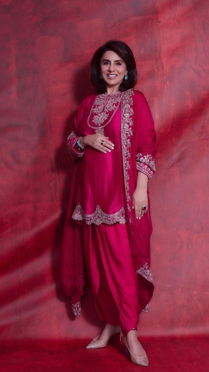 <p>रेड पटियाला सूट नीतू कपूर स्टनिंग लग रही हैं। आप भी लोहड़ी पर ये लुक ट्राई करें। बंदगले कुर्ती,घेरदार सलवार और दुपट्टे की जगह मैचिंग श्रग अटायर में चार चांद लगाएगा।</p>
