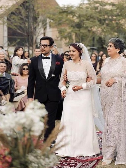 <p>आयरा खान ने स्पेशल डे को खास बनाने में कोई कमी नहीं रखी। उन्होंने वेडिंग वेन्यू तक पापा आमिर खान संग एंट्री की। बेटी को पराया होता देख पापा आमिर खान इमोश्नल हो गए।</p>
