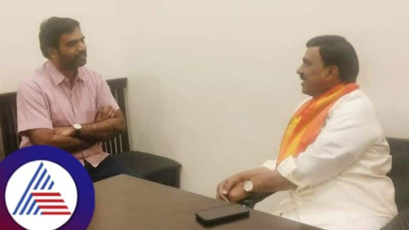 Karnataka politics  former MLA K Shivana Gowda Nayak met MLA Janardhana Reddy at gangavati rav