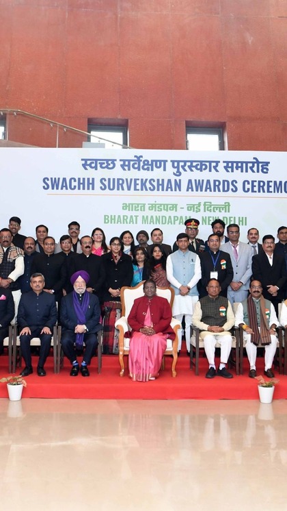 <p>स्वच्छ सर्वेक्षण 2023 के लिए राष्ट्रपति द्रौपदी मुर्मू ने बुधवार यानी 11 जनवरी को स्वच्छ सर्वेक्षण का अवार्ड जारी किया जिसमें एक बार फिर इंदौर ने बाजी मारी</p>
