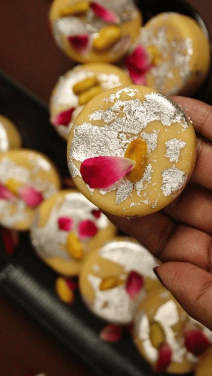 <p>गुजरात का थाबड़ी या काठियावाड़ी पेड़ा विश्व प्रसिद्ध है। मकर संक्रांति पर आप मेहमानों का इस मिठाई के साथ मुंह मीठा करा सकती हैं। </p>
