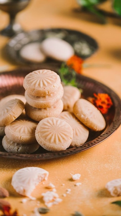 <p style="text-align: center;"><strong>1 किलो दूध<br />
250 ग्राम चीनी<br />
आधा चम्मच फिटकरी<br />
इलायची पाउडर<br />
एक चम्मच घी<br />
हाफ टेबल स्पून पिस्ता<br />
एक चुटकी केसर</strong><br />
 </p>
