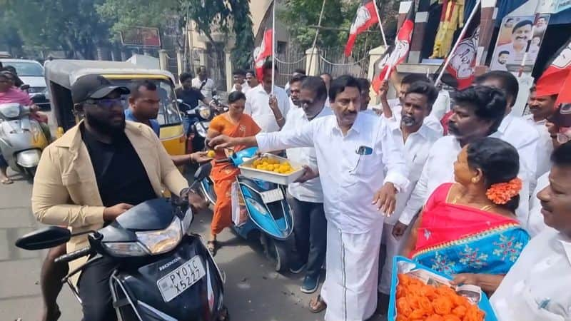 aiadmk cadres celebrate chennai high court order against o panneerselvam in puducherry vel