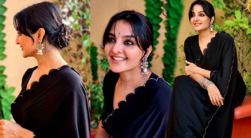 Malayalam Actress Manju warrier in black saree, stuns fans with gorgeous look Vin