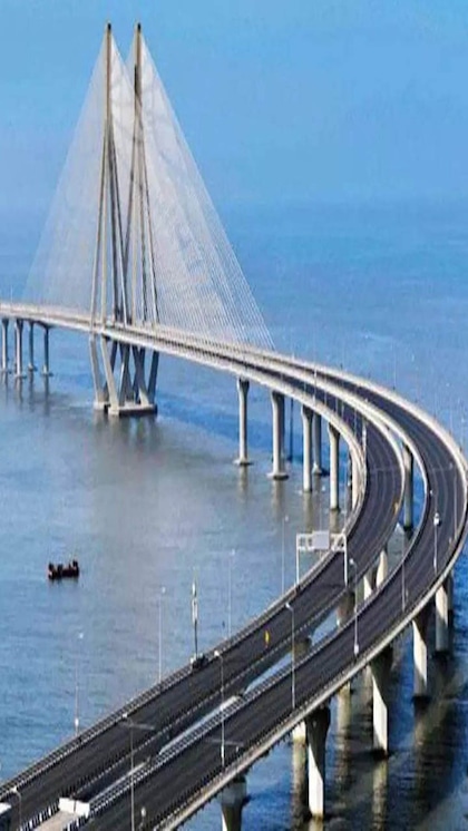 <p>अटल सेतु के निर्माण में करीब 18000 करोड़ की लागत आई है वही माना जा रहा है कि इसमें प्रतिदिन 70000 से ज्यादा वहां चलेंगे और यहां पर वाहनों की स्पीड 100 किलोमीटर प्रति घंटे होगी।<br />
 </p>

