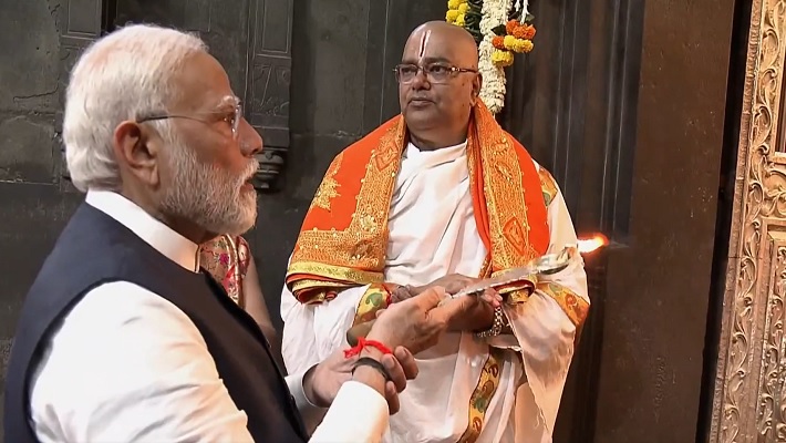 During the puja at the Kalaram temple, PM Modi immersed himself in the devotion of Lord Shri Ram and used artificial intelligence to listen to "Yudh Kand-rag