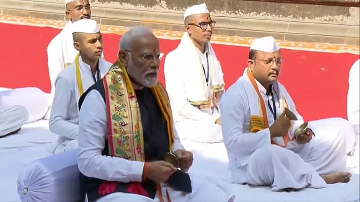 During the puja at the Kalaram temple, PM Modi immersed himself in the devotion of Lord Shri Ram and used artificial intelligence to listen to "Yudh Kand-rag