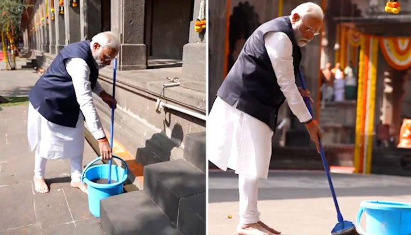 Prime minister Narendra Modi  mops floor of Kalaram Temple in Nashik ln