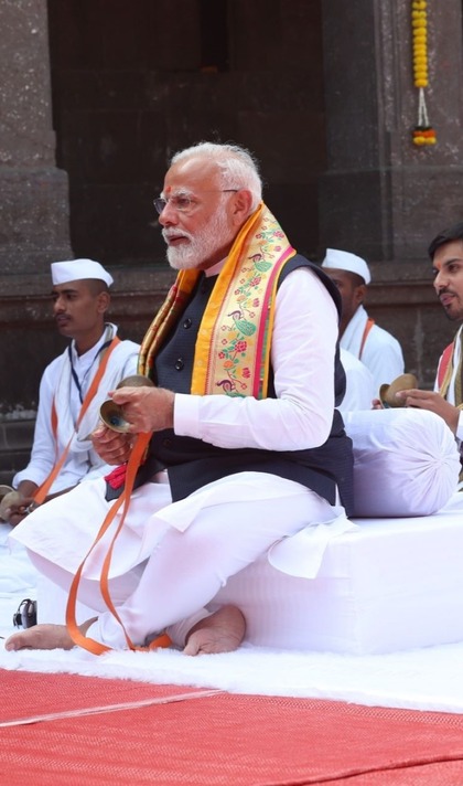 हाथ में बाल्टी,लगाया पोछा,PM मोदी ने की कालाराम मंदिर परिसर की सफाई