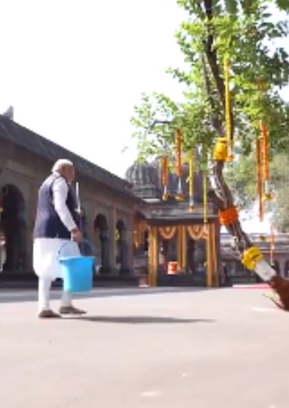 <p>पीएम मोदी ने मंदिर परिसर की सफाई कर संदेश दिया कि 22 जनवरी तक देश के सभी मंदिरों की सफाई का अभियान चलाया जाए<br />
 </p>
