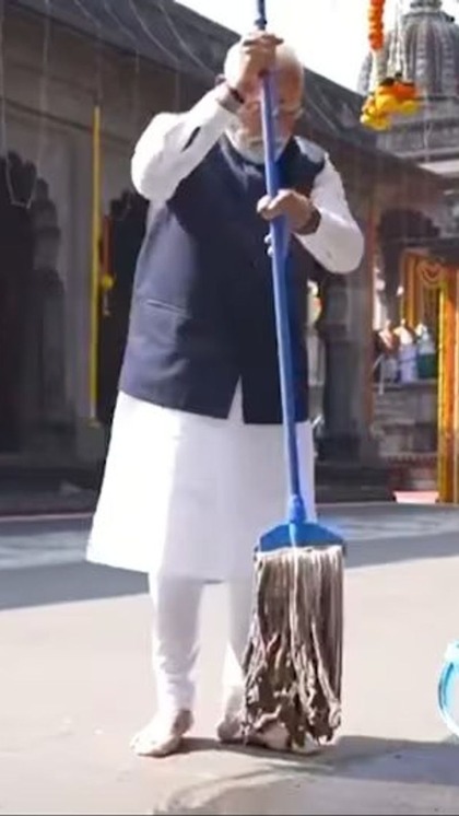 <p>नासिक स्थित कालाराम मंदिर में पीएम मोदी ने बाल्टी और पोछा लेकर पहुंचे। उन्होंनेखुद मंदिर की सफाई की इसके साथ ही सफाई संदेश भी दिया।</p>
