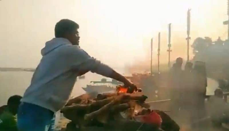 man offer liquor beedi and paan in fathers pyre rlp 