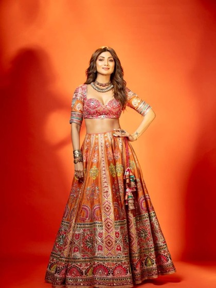 <p>शिल्पा ने वाइब्रेंट मल्टी कलर का लहंगा पहना हुआ है। गले में चोकर पहना है। खुले बालों के साथ लुक को कंप्लीट किया है इस तरह का लहंगा आपको ऑनलाइन 3000 तक आसानी से मिल जाएगा।</p>

<p> </p>
